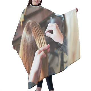 Personality  Professional Hairdresser Using Foil Hair Cutting Cape
