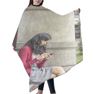 Personality  Woman Typing Message Outdoor Hair Cutting Cape