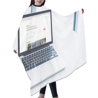 Personality  Laptop With Airbnb Website Hair Cutting Cape