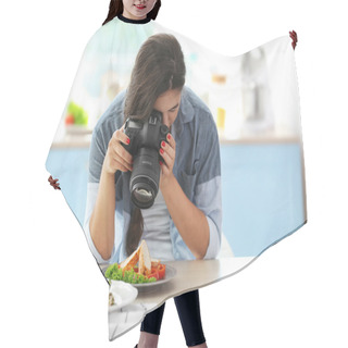 Personality  Girl Photographing Food Hair Cutting Cape