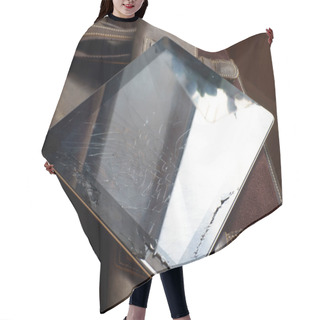 Personality  Tablet Computer With Broken Screen Hair Cutting Cape