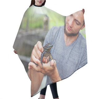 Personality  Man Holding Big Black Frog In Hands Hair Cutting Cape