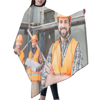 Personality  Handsome Smiling Builder Standing At Construction Site With Crossed Arms While His Colleagues Standing Blurred On Background Hair Cutting Cape