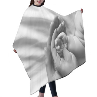 Personality  Cropped Image Of Family Holding Hands With Infant Son In Bed, Black And White Hair Cutting Cape