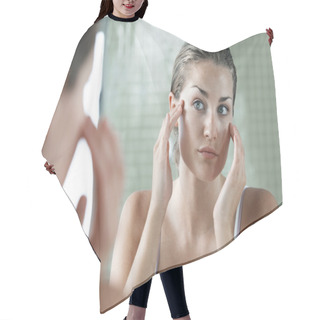 Personality  Woman Applying Facial Cream Hair Cutting Cape