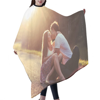 Personality  Couple Kissing On The Road Hair Cutting Cape