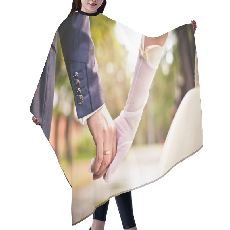 Personality  Bride and groom holding hands hair cutting cape