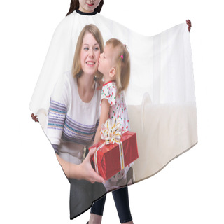 Personality  Mom Gives Daughter Gift Hair Cutting Cape