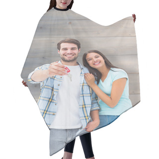Personality  Couple Showing New House Key Hair Cutting Cape