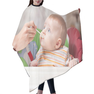 Personality  Mother Feeding Baby Food To Baby Hair Cutting Cape