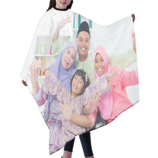 Personality  Excited Southeast Asian Family Hair Cutting Cape