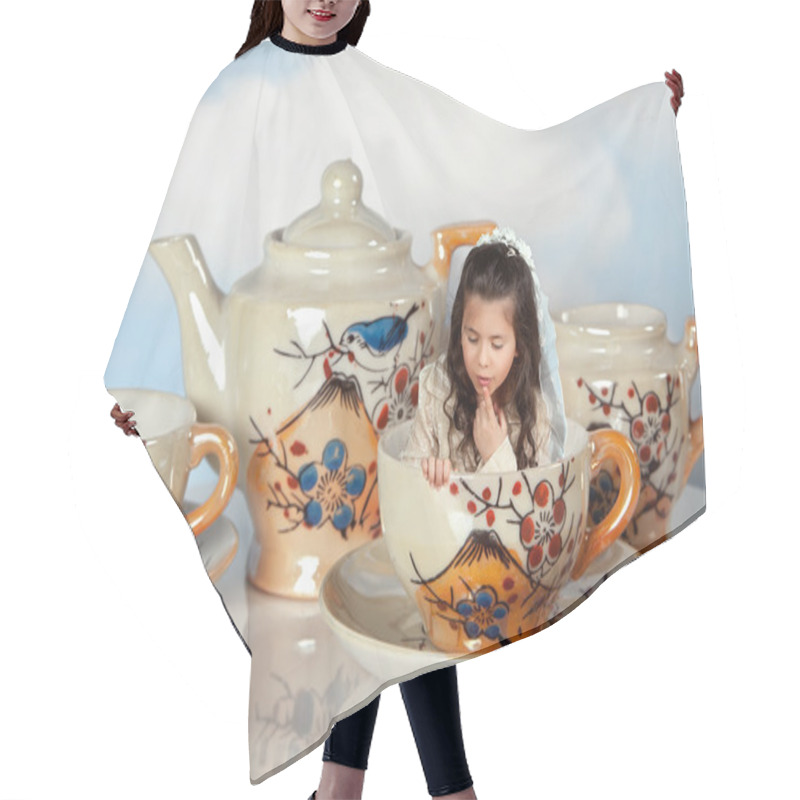 Personality  Miniature Girl On Tea Party Hair Cutting Cape