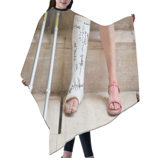 Personality  Woman With Leg In Plaster Hair Cutting Cape