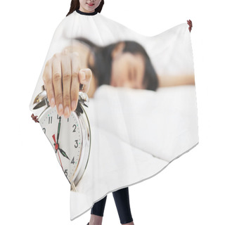 Personality  Asian Woman Sleeping On Bed Hair Cutting Cape