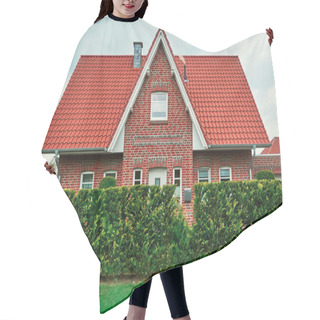 Personality  Two-storey House In Small City Hair Cutting Cape
