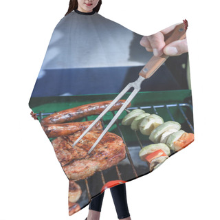 Personality  Hand Pricking Steak With Barbecue Fork Hair Cutting Cape