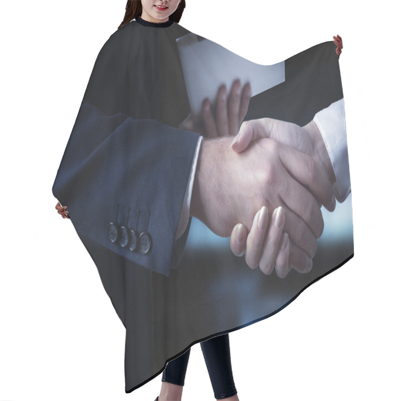Personality  Business Handshaking Business Handshaking Hair Cutting Cape