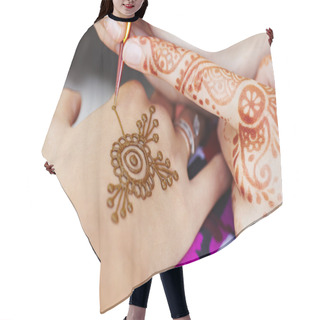 Personality  Henna Art On Woman Hair Cutting Cape