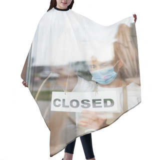 Personality  Waiter In Medical Mask Hanging Card With Closed Lettering On Cafe Door Hair Cutting Cape