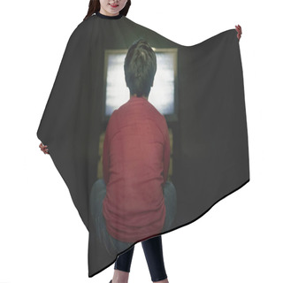 Personality  Boy Watching TV On Black Background Hair Cutting Cape