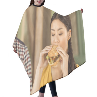 Personality  Young Asian Girl Eating Burger Hair Cutting Cape