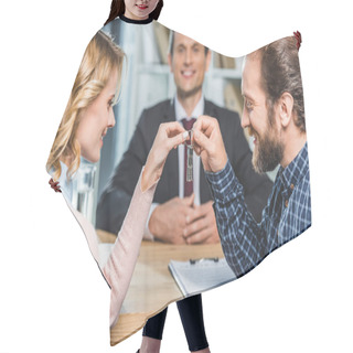 Personality  Couple Holding Keys From Home Hair Cutting Cape