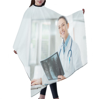Personality  Smiling Female Doctor Examining An X-ray Hair Cutting Cape