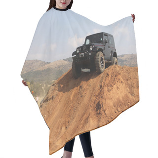 Personality  Black Jeep Wrangler On 4x4 Course Hair Cutting Cape