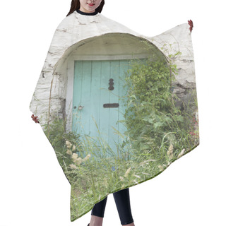 Personality  Cottage Door, England Hair Cutting Cape