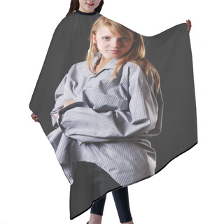 Personality  Pretty Woman In The Large Male Shirt Hair Cutting Cape