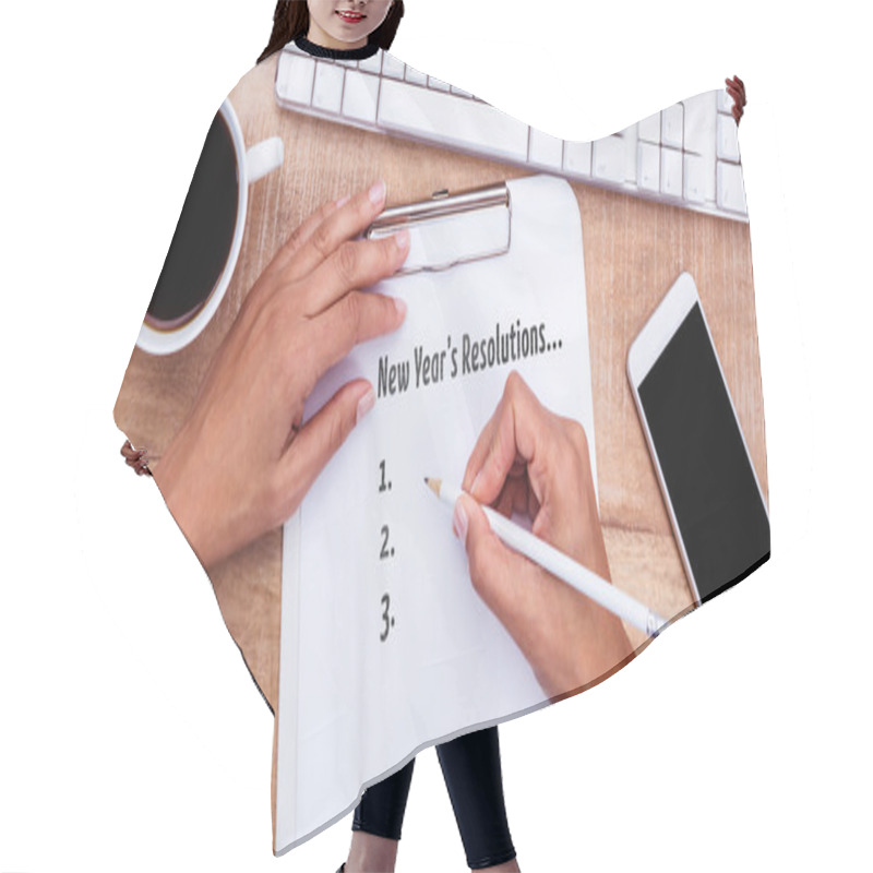 Personality  businesswoman writing on clipboard on desk hair cutting cape