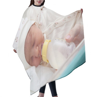 Personality  Newborn Girl In The Maternity Hospital Hair Cutting Cape