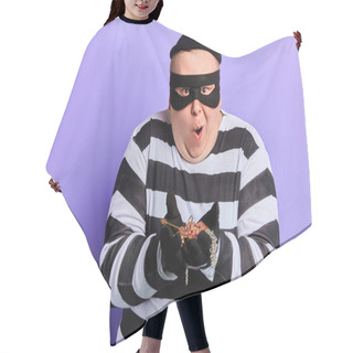 Personality  Cunning Thief In Striped Clothes With Wide Open Mouth Hair Cutting Cape