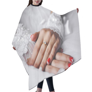 Personality  Beautiful Wedding Decoration, In The Hands Of The Bride Hair Cutting Cape