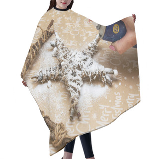 Personality  Spray Artificial Snow On A Makeshift Christmas Toy Hair Cutting Cape