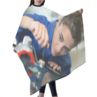 Personality  Student Changing Car Windshield Hair Cutting Cape