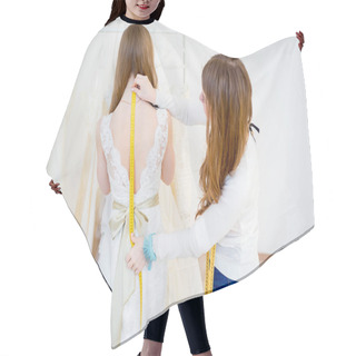 Personality  Bride With Wedding Assistant Hair Cutting Cape