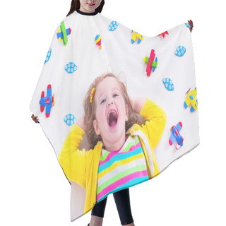 Personality  Little Girl Playing With Wooden Airplane Hair Cutting Cape