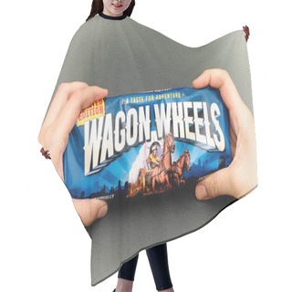 Personality   Jammie Wagon Wheels Limited Edition Pack In Woman Hands Hair Cutting Cape