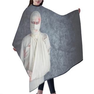 Personality  Injured Man With Head Bandages Hair Cutting Cape