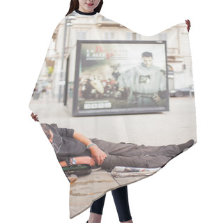 Personality  Homeless Sleeping Hair Cutting Cape