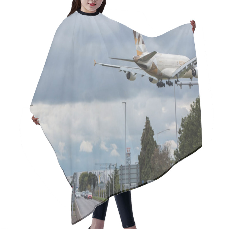 Personality  Large Plane Low Landing Hair Cutting Cape