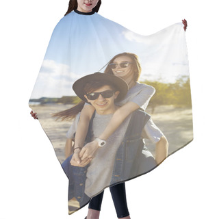 Personality  Young Beautiful Loving Couple In Hipster Fashion Style Posing On A Sunny Beach In The Shirt T-shirt Baseball Cap And Sunglasses, Happily Smiling And Laughing. Outdoor Close Up Portrait Hair Cutting Cape