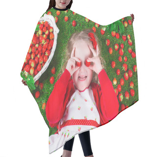Personality  Little Girl Eating Strawberry Hair Cutting Cape