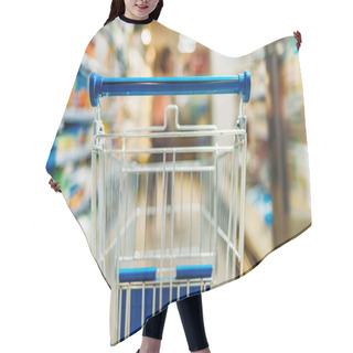 Personality  Empty Shopping Cart In Supermarket Hair Cutting Cape