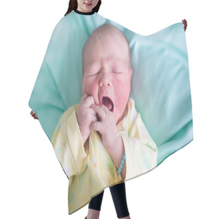 Personality  Newborn Baby On A Green Blanket Hair Cutting Cape