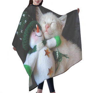 Personality  Kitten Cuddling With Snowman Toy Hair Cutting Cape