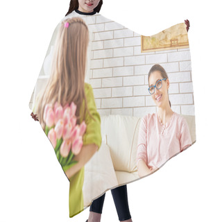 Personality  Girl Giving A Bouquet To Mother Hair Cutting Cape
