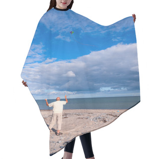 Personality  Flying A Kite On The Beach Hair Cutting Cape