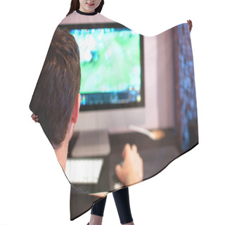 Personality  Young Man Playing Computer Game Hair Cutting Cape